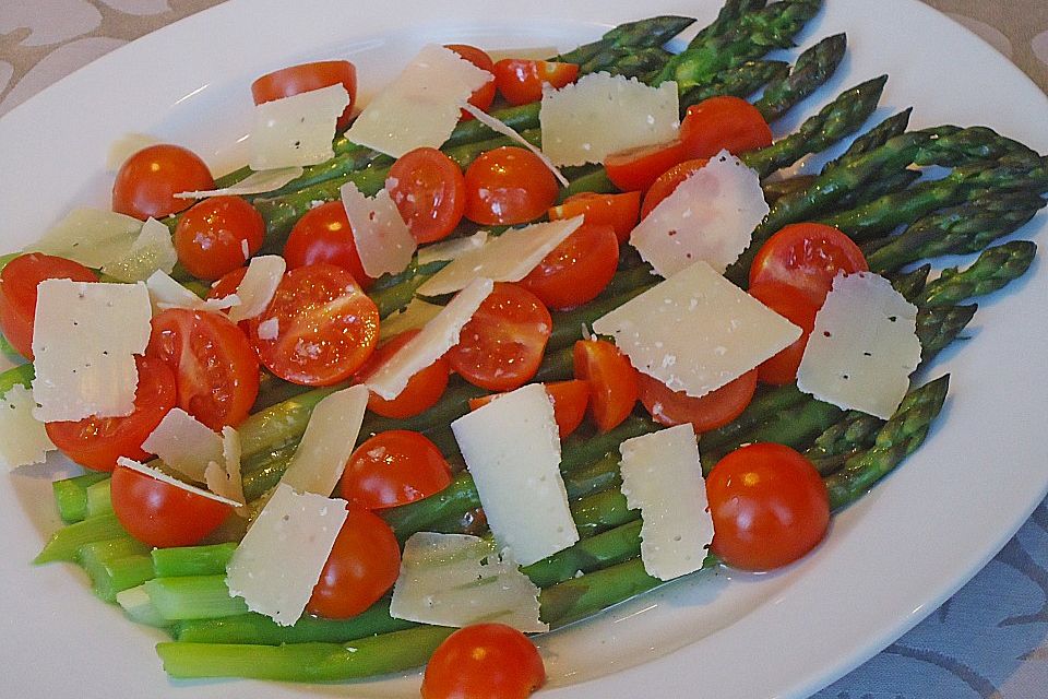 Marinierter Spargel mit Kirschtomaten und gehobeltem Parmesan