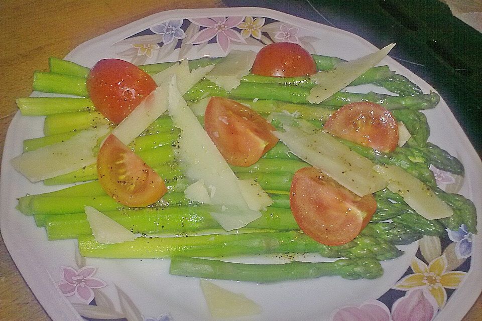 Marinierter Spargel mit Kirschtomaten und gehobeltem Parmesan