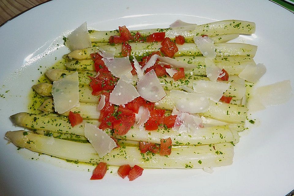 Marinierter Spargel mit Kirschtomaten und gehobeltem Parmesan