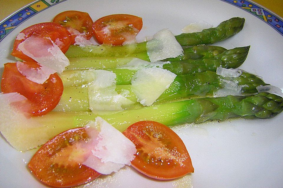 Marinierter Spargel mit Kirschtomaten und gehobeltem Parmesan