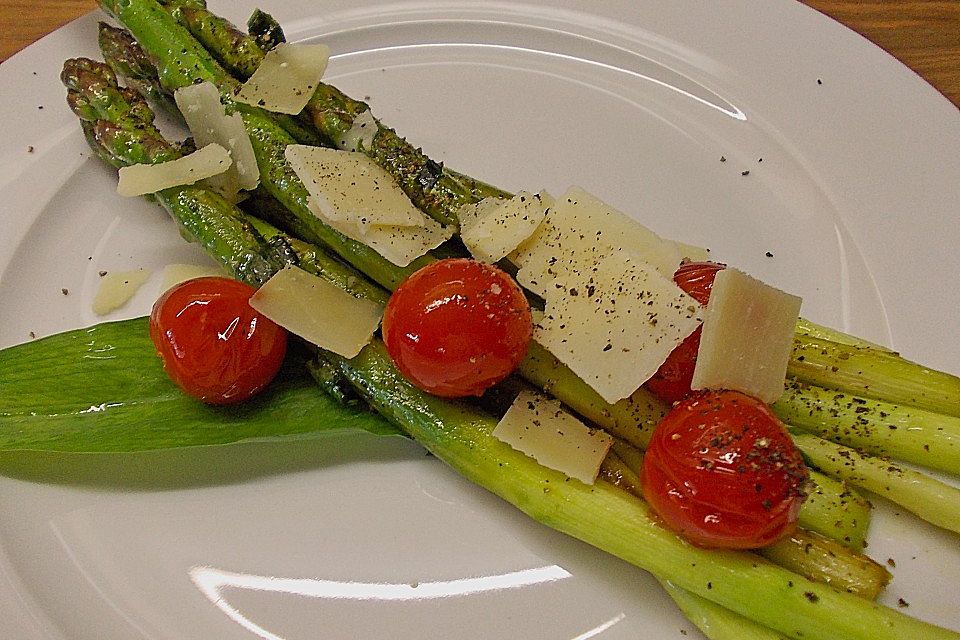 Marinierter Spargel mit Kirschtomaten und gehobeltem Parmesan