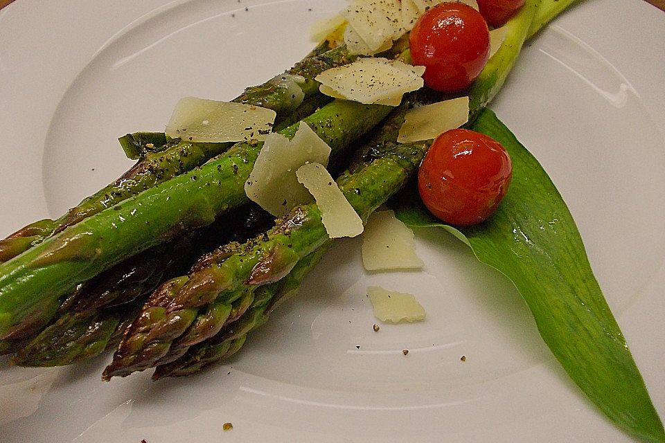 Marinierter Spargel mit Kirschtomaten und gehobeltem Parmesan