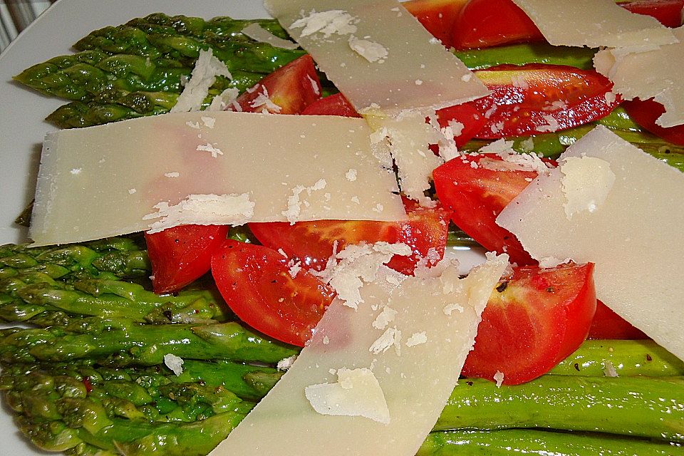 Marinierter Spargel mit Kirschtomaten und gehobeltem Parmesan