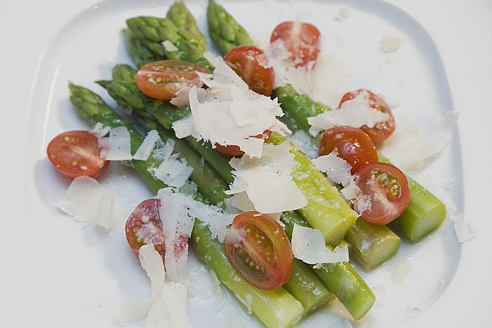 Marinierter Spargel mit Kirschtomaten und gehobeltem Parmesan