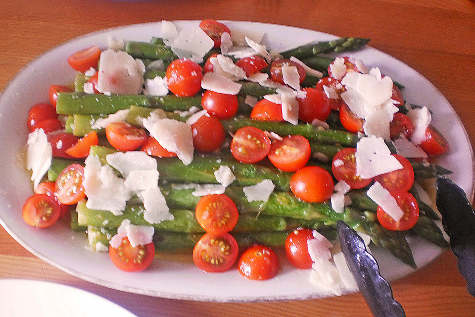 Marinierter Spargel mit Kirschtomaten und gehobeltem Parmesan