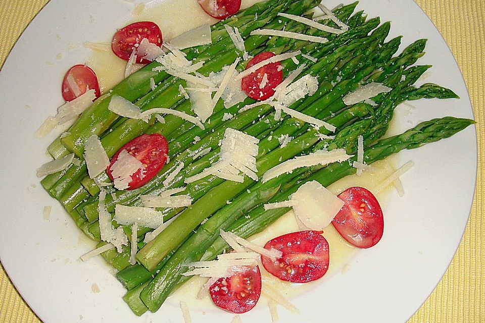 Marinierter Spargel mit Kirschtomaten und gehobeltem Parmesan