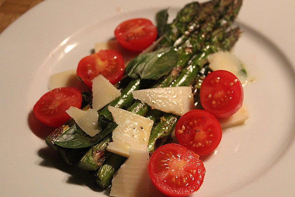 Marinierter Spargel mit Kirschtomaten und gehobeltem Parmesan