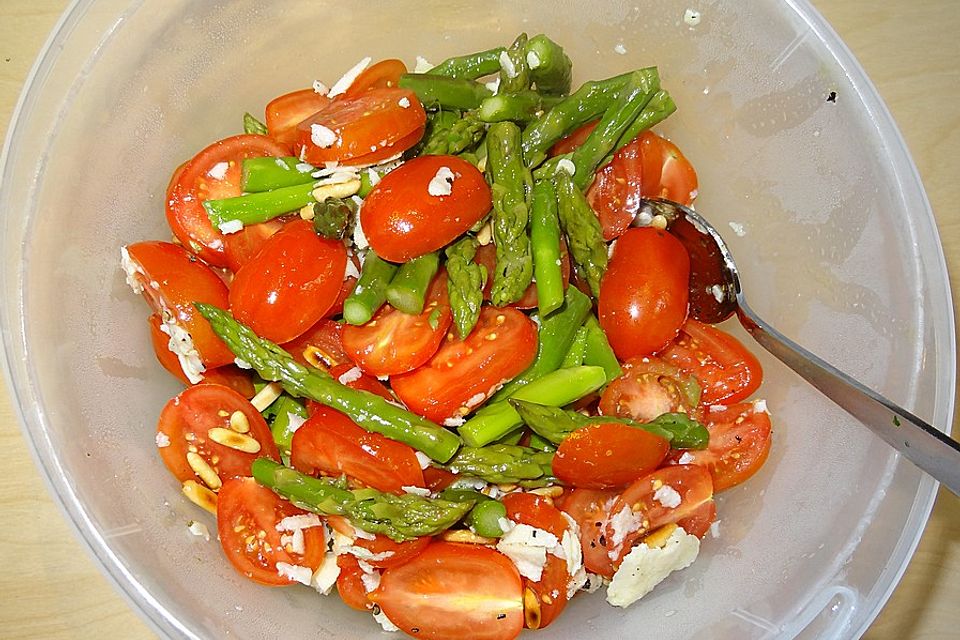 Marinierter Spargel mit Kirschtomaten und gehobeltem Parmesan