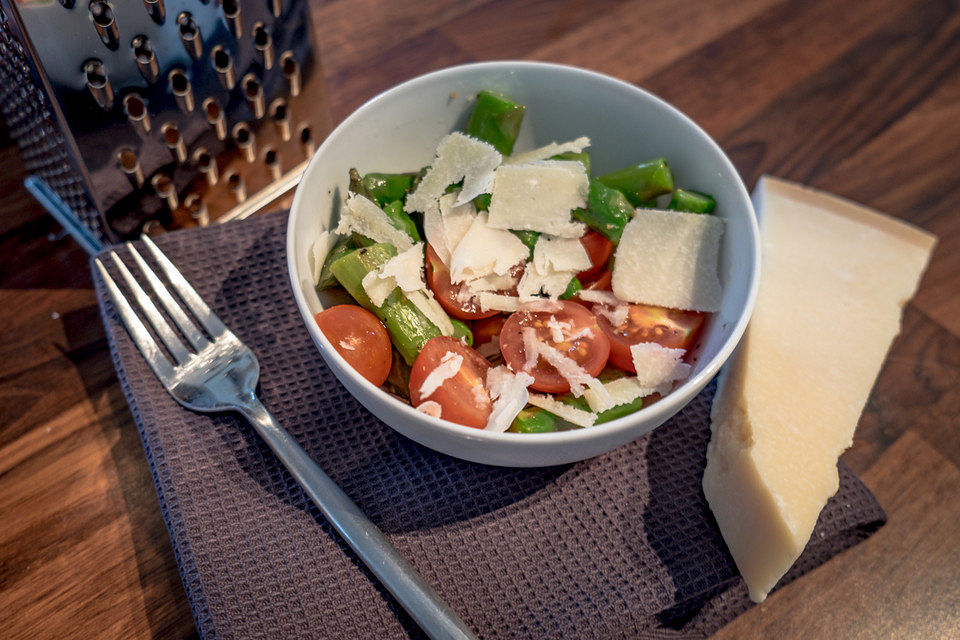 Marinierter Spargel mit Kirschtomaten und gehobeltem Parmesan