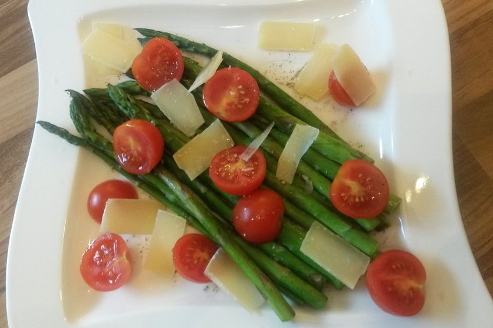 Marinierter Spargel mit Kirschtomaten und gehobeltem Parmesan