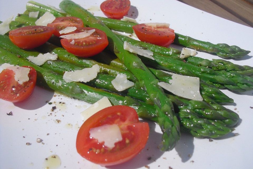 Marinierter Spargel mit Kirschtomaten und gehobeltem Parmesan