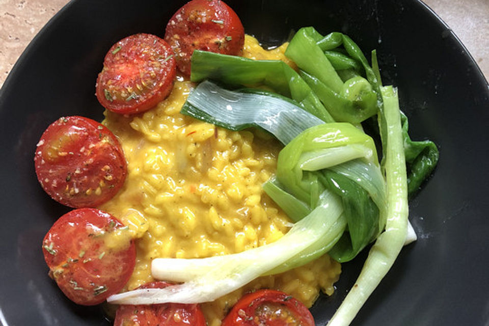 Safranrisotto mit Ofentomaten und glaciertem Zwiebellauch