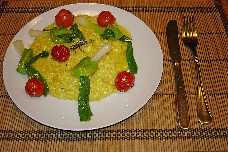 Safranrisotto mit Ofentomaten und glaciertem Zwiebellauch