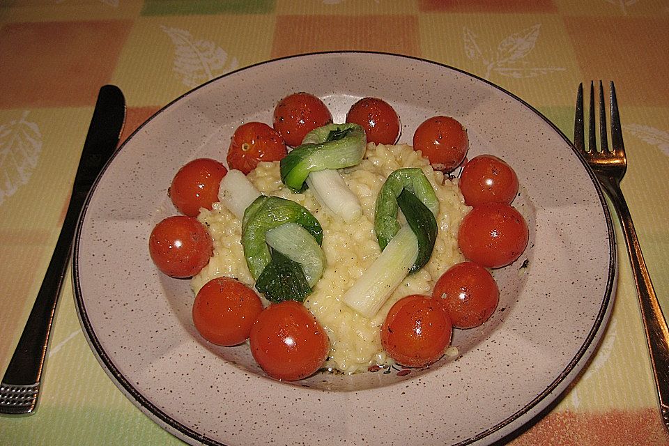 Safranrisotto mit Ofentomaten und glaciertem Zwiebellauch