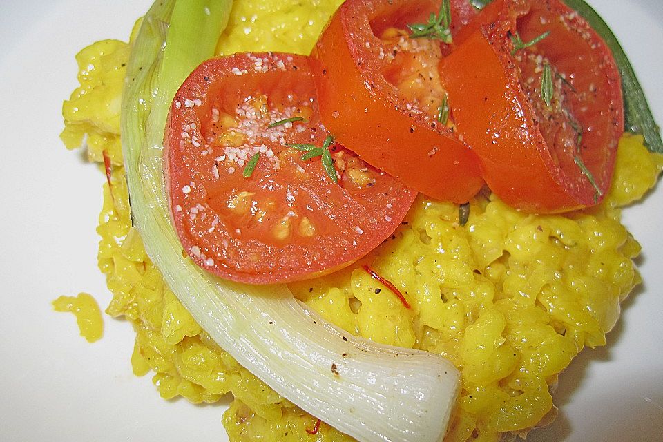 Safranrisotto mit Ofentomaten und glaciertem Zwiebellauch