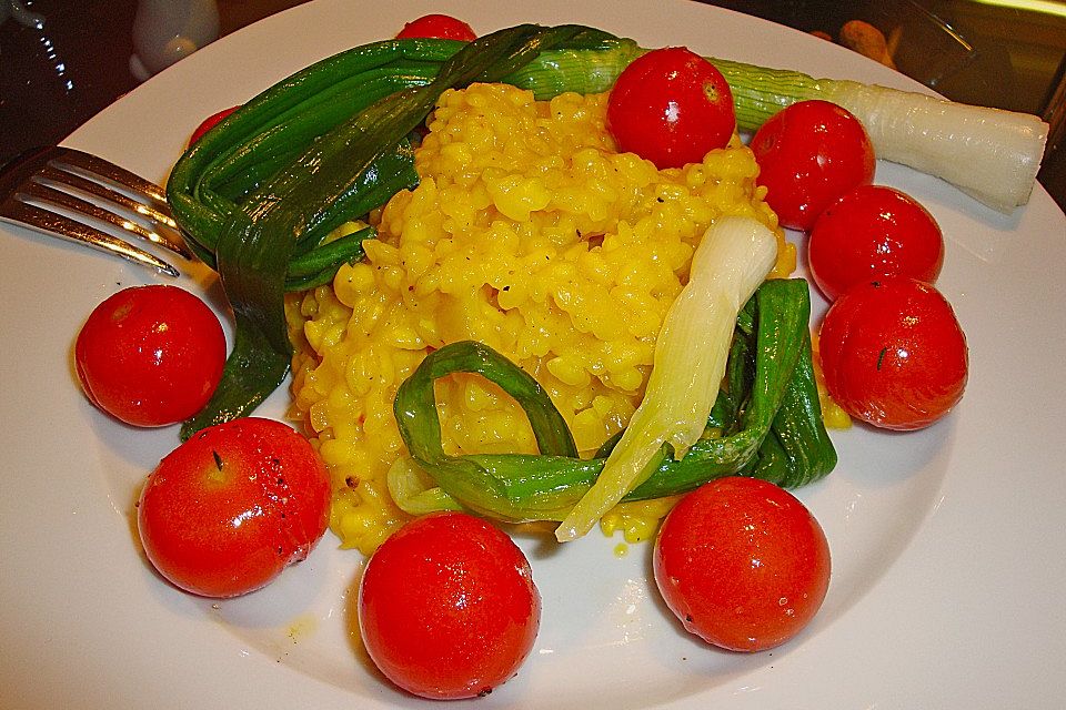 Safranrisotto mit Ofentomaten und glaciertem Zwiebellauch