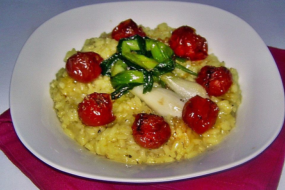 Safranrisotto mit Ofentomaten und glaciertem Zwiebellauch