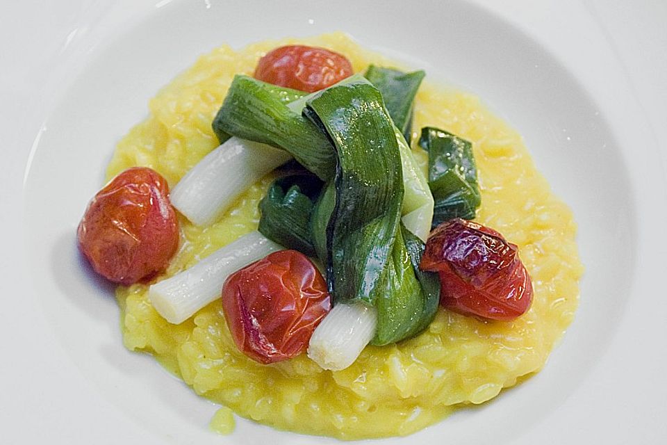 Safranrisotto mit Ofentomaten und glaciertem Zwiebellauch