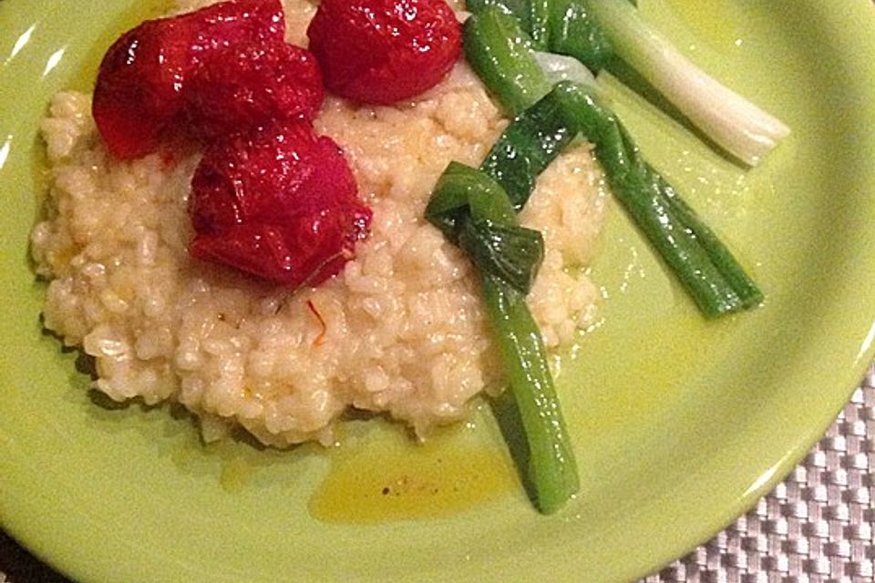 Safranrisotto mit Ofentomaten und glaciertem Zwiebellauch