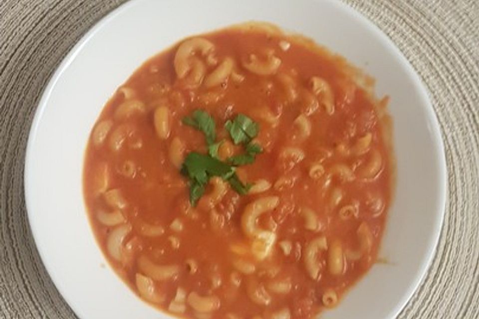 Tomatensuppe mit Mozarella und Nudeln