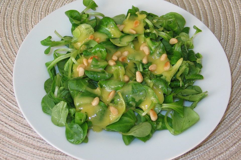 Feldsalat mit Mangodressing und Pinienkernen