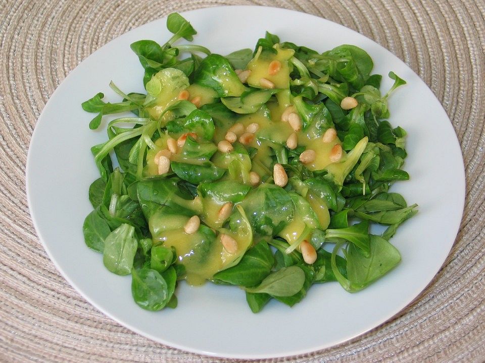 Feldsalat mit Mangodressing und Pinienkernen von Chefin| Chefkoch