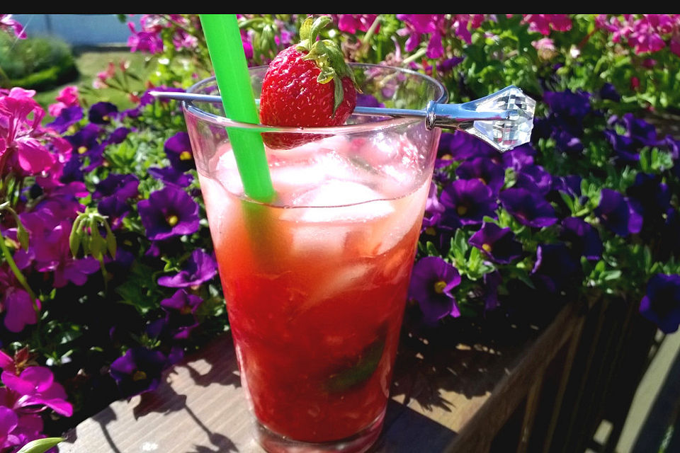 Erdbeer Caipirinha mit Limette und Cachaça