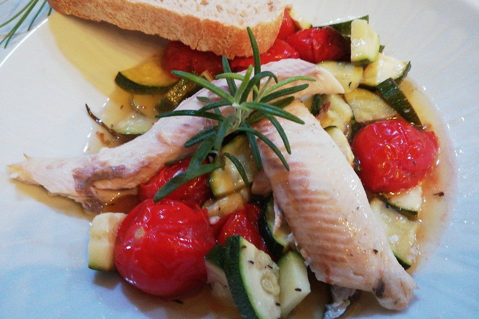 Wolfsbarsch mit Kirschtomaten und Zucchini