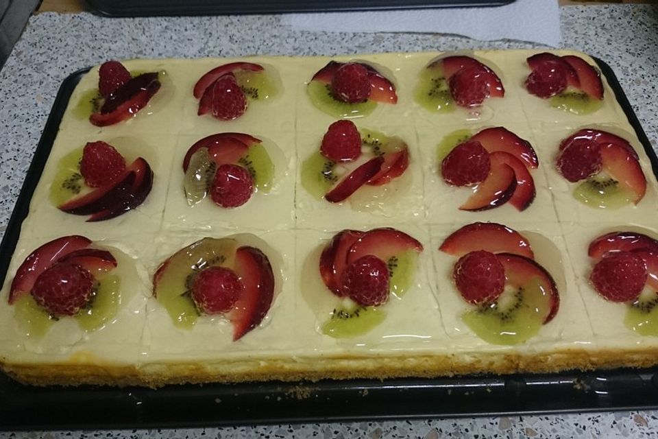 Quarkkuchen vom Blech mit Früchten