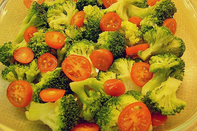 Gemüsesalat mit Tomaten und Brokkoli von zuzilinchen| Chefkoch
