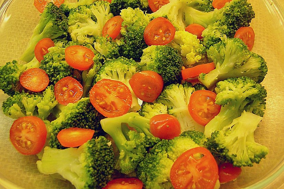 Gemüsesalat mit Tomaten und Brokkoli