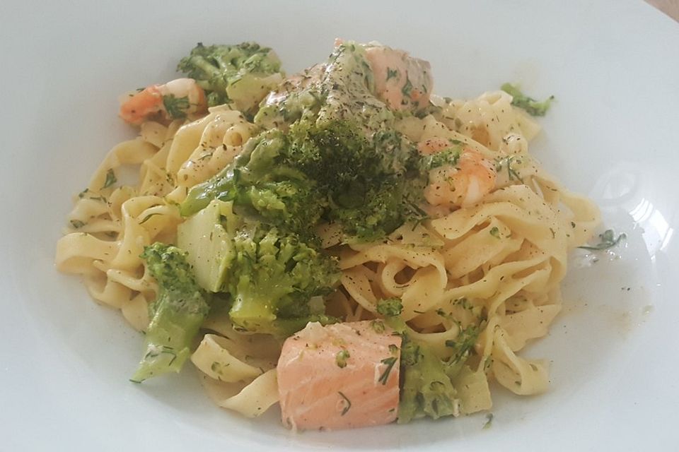 Tagliatelle in  Lachs - Sahne - Brokkoli - Soße