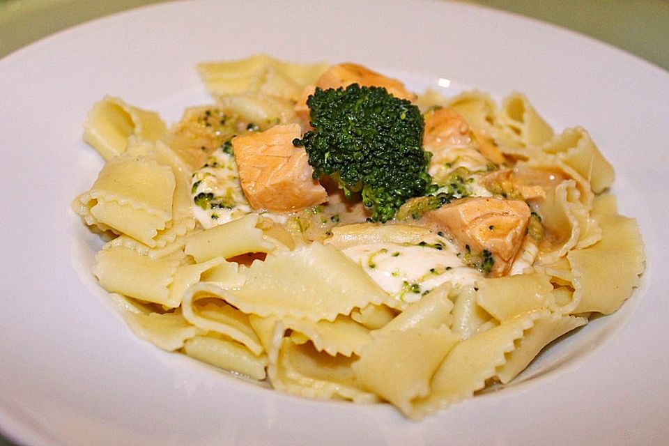 Tagliatelle in  Lachs - Sahne - Brokkoli - Soße