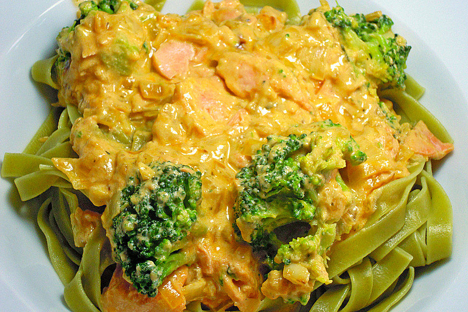 Tagliatelle in  Lachs - Sahne - Brokkoli - Soße