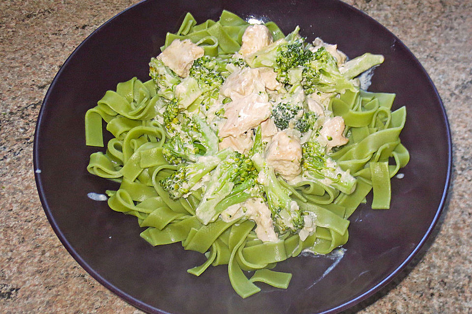 Tagliatelle in  Lachs - Sahne - Brokkoli - Soße