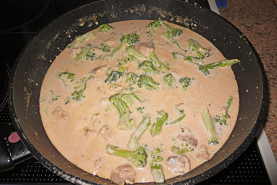 Tagliatelle in  Lachs - Sahne - Brokkoli - Soße