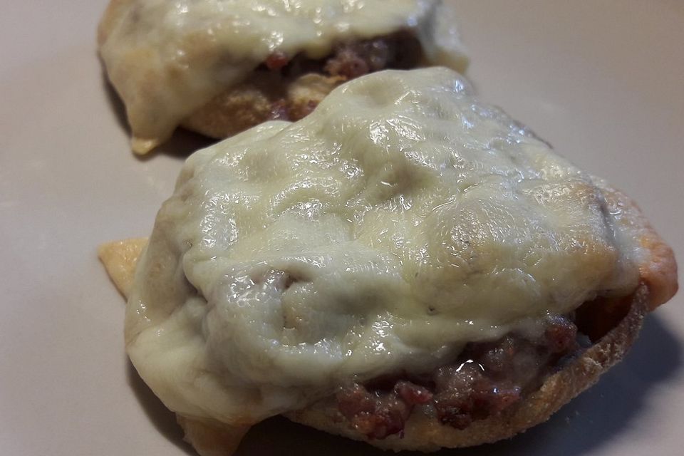 Überbackene Brötchen mit Mett und Käse