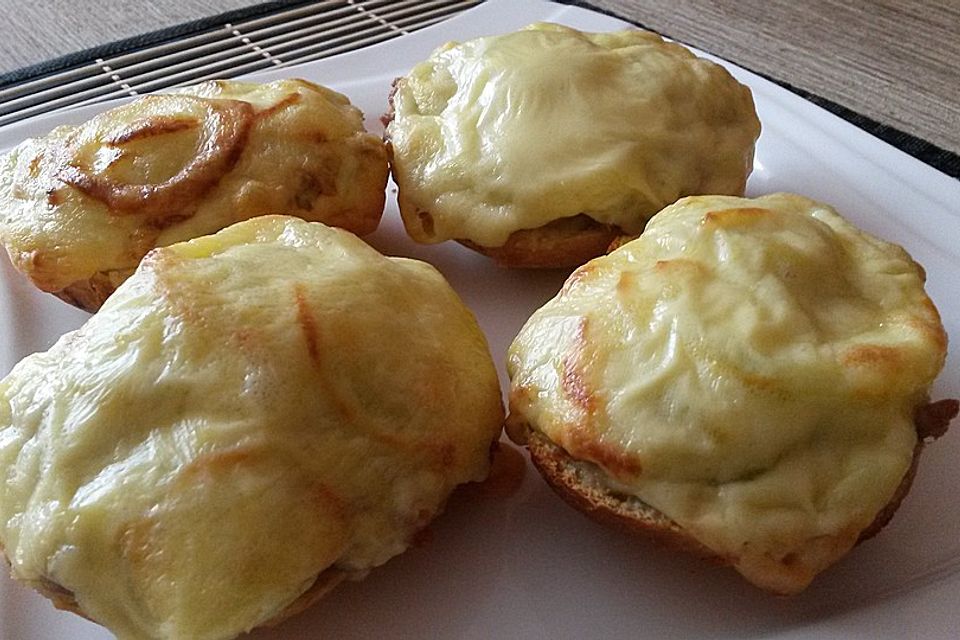 Überbackene Brötchen mit Mett und Käse