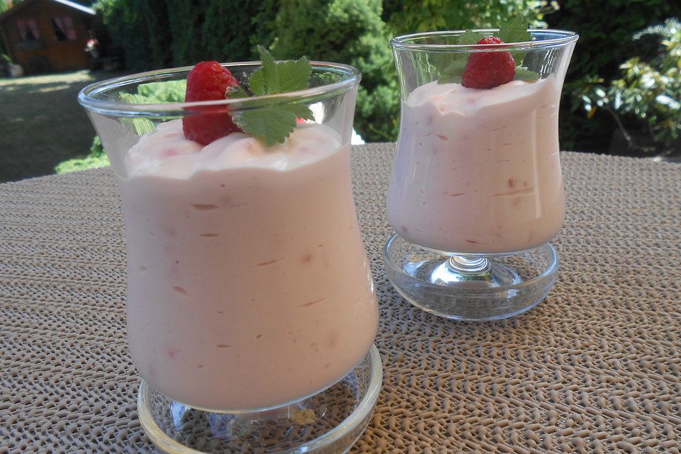 Ambrosiacreme mit Sauermilch und Himbeeren Ambrosiacreme mit Sauermilch und Himbeeren
