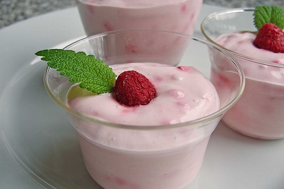 Ambrosiacreme mit Sauermilch und Himbeeren