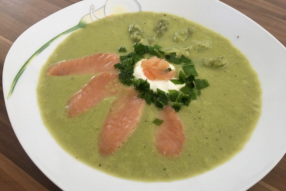 Ganz einfache Spargelsuppe mit Räucherlachs