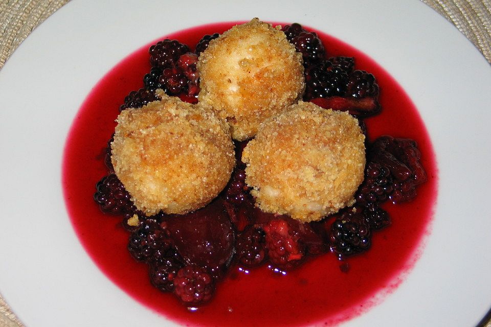 Topfenknödel mit Zwetschgen-Brombeer-Röster