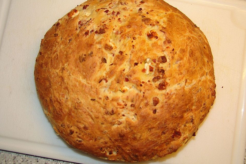 Focaccia mit rohem Schinken und Käse