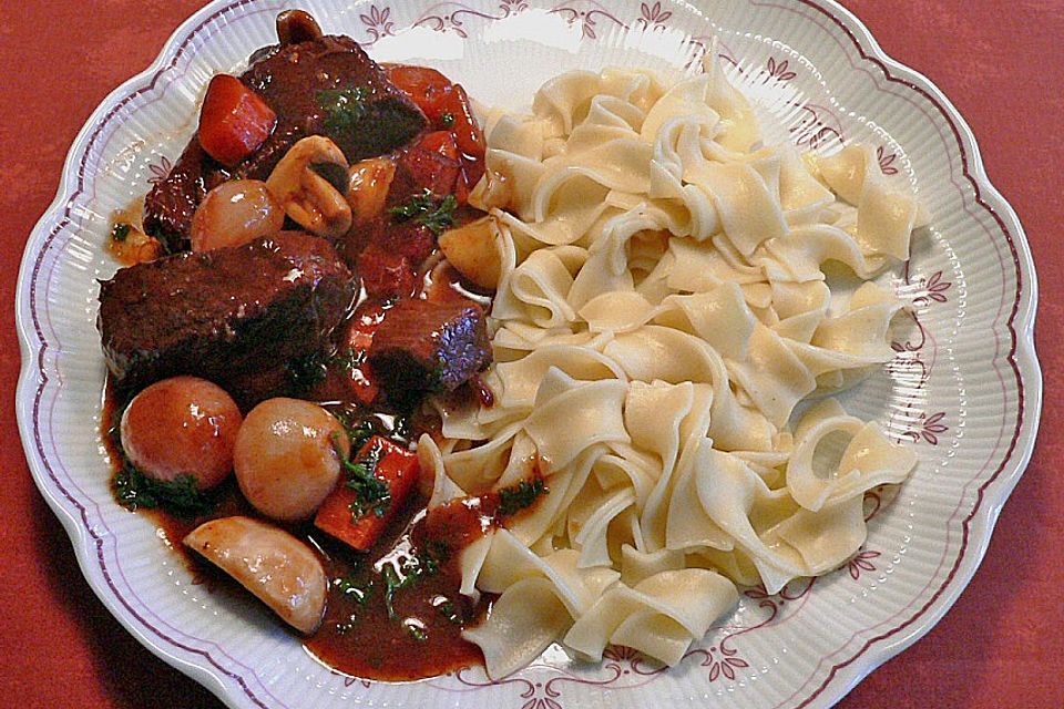 Rindfleisch in Rotwein mit Gemüse