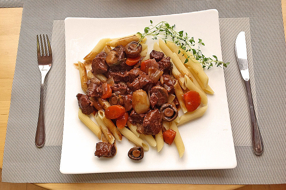 Rindfleisch in Rotwein mit Gemüse