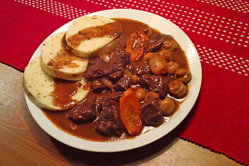 Rindfleisch in Rotwein mit Gemüse