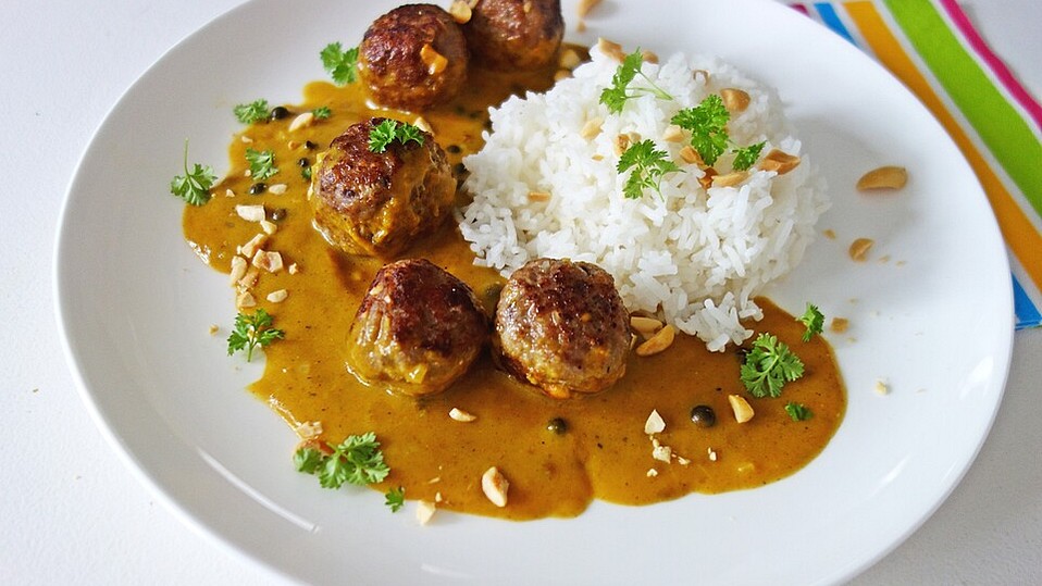 Erdnuss-Hackb-llchen-in-Currysauce