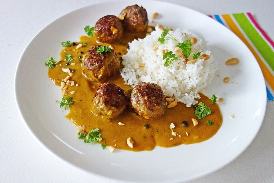 Erdnuss-Hackbällchen in Currysauce