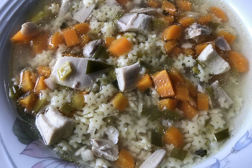 Hühnersuppe mit Nudeln Hühnersuppe mit Nudeln