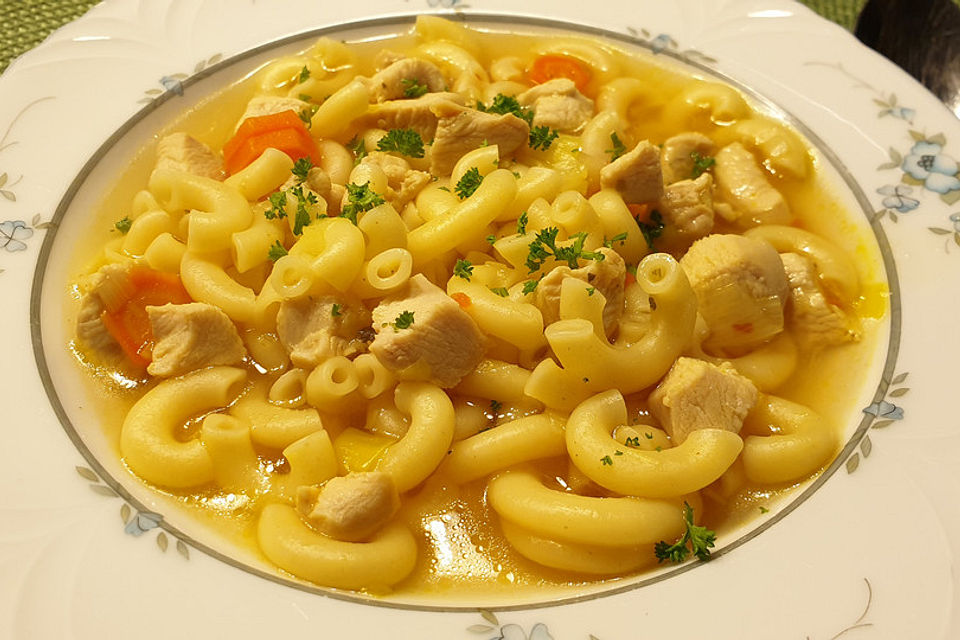 Hühnersuppe mit Nudeln Hühnersuppe mit Nudeln